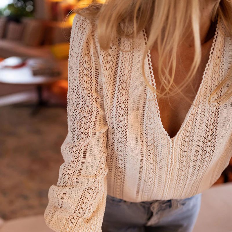 Chemise col V unie abricot à manches longues, élégante et confortable pour un style féminin moderne