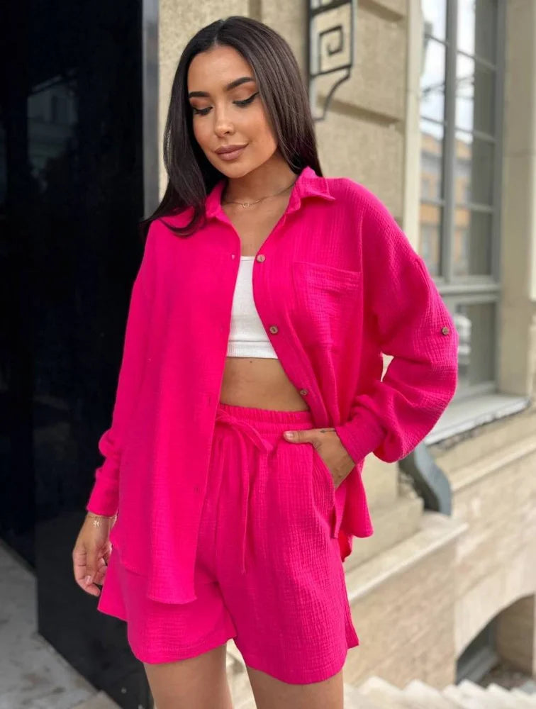 Tenue deux pièces chambray avec chemise à col rabattu et shorts taille haute