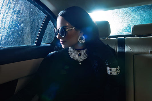 Femme portant une robe élégante d’été, style moderne et raffiné