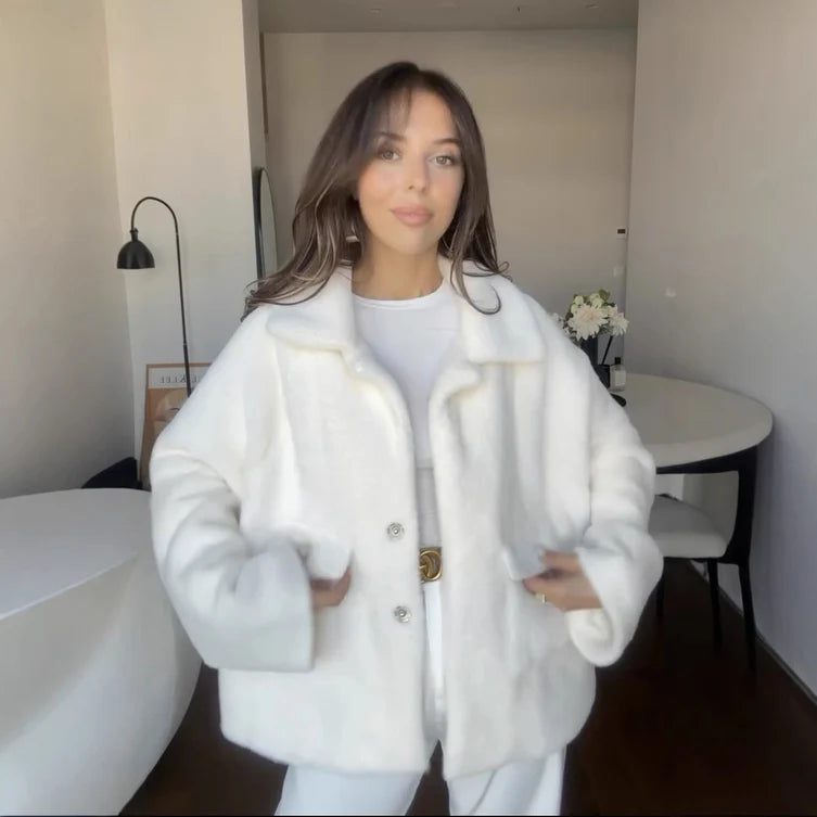 Furry coat court beige à revers lâche, porté par une femme souriante en extérieur hivernal