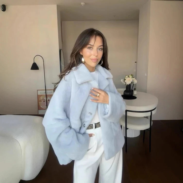 Furry coat court beige à revers lâche, porté par une femme souriante en extérieur hivernal