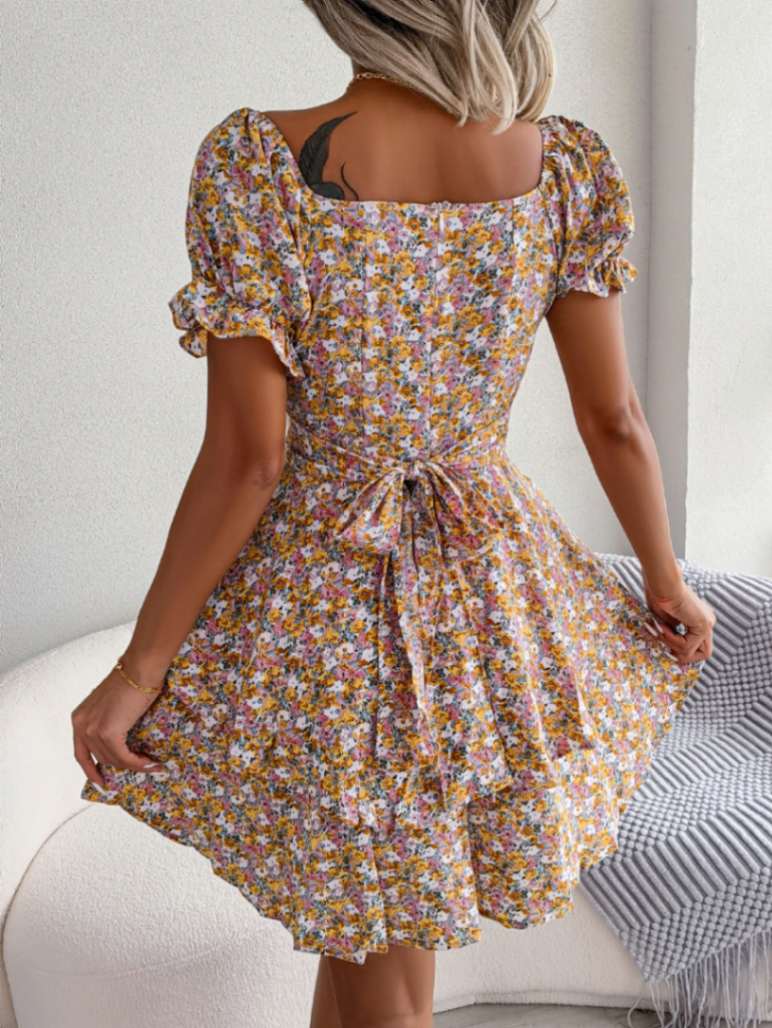 Robe courte jaune à fleurs avec imprimé floral, ourlet évasé et taille haute froncée