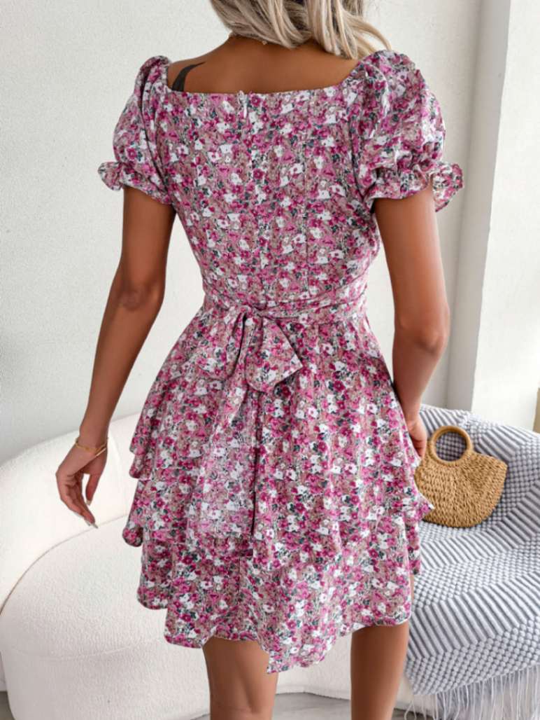 Robe courte rouge à fleurs avec imprimé floral, ourlet évasé et taille haute froncée
