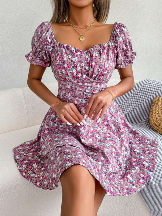 Robe courte rouge à fleurs avec imprimé floral, ourlet évasé et taille haute froncée