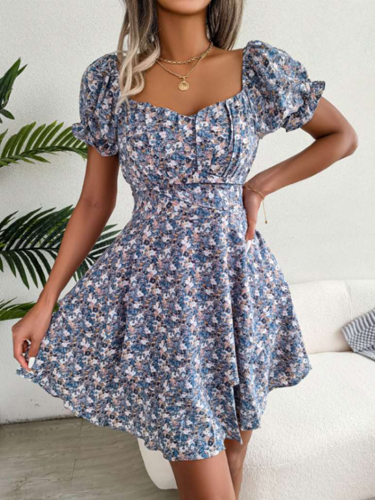 Robe courte bleue à fleurs avec imprimé floral, ourlet évasé et taille haute froncée