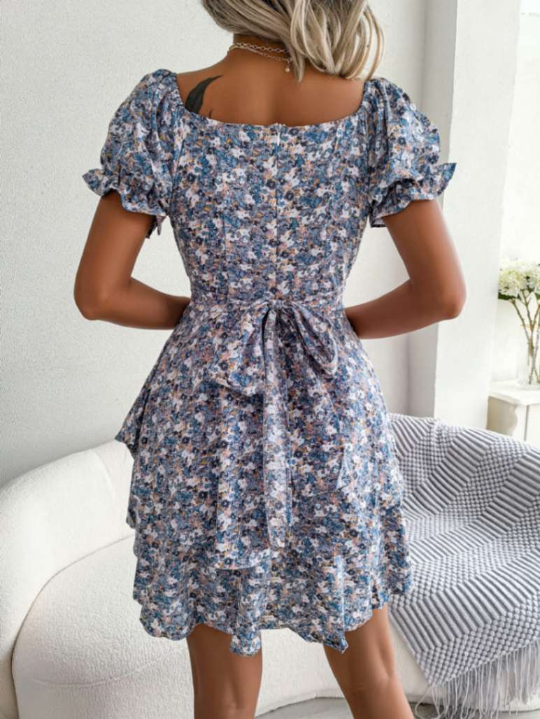 Robe courte bleue à fleurs avec imprimé floral, ourlet évasé et taille haute froncée