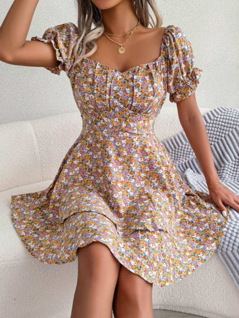 Robe courte jaune à fleurs avec imprimé floral, ourlet évasé et taille haute froncée