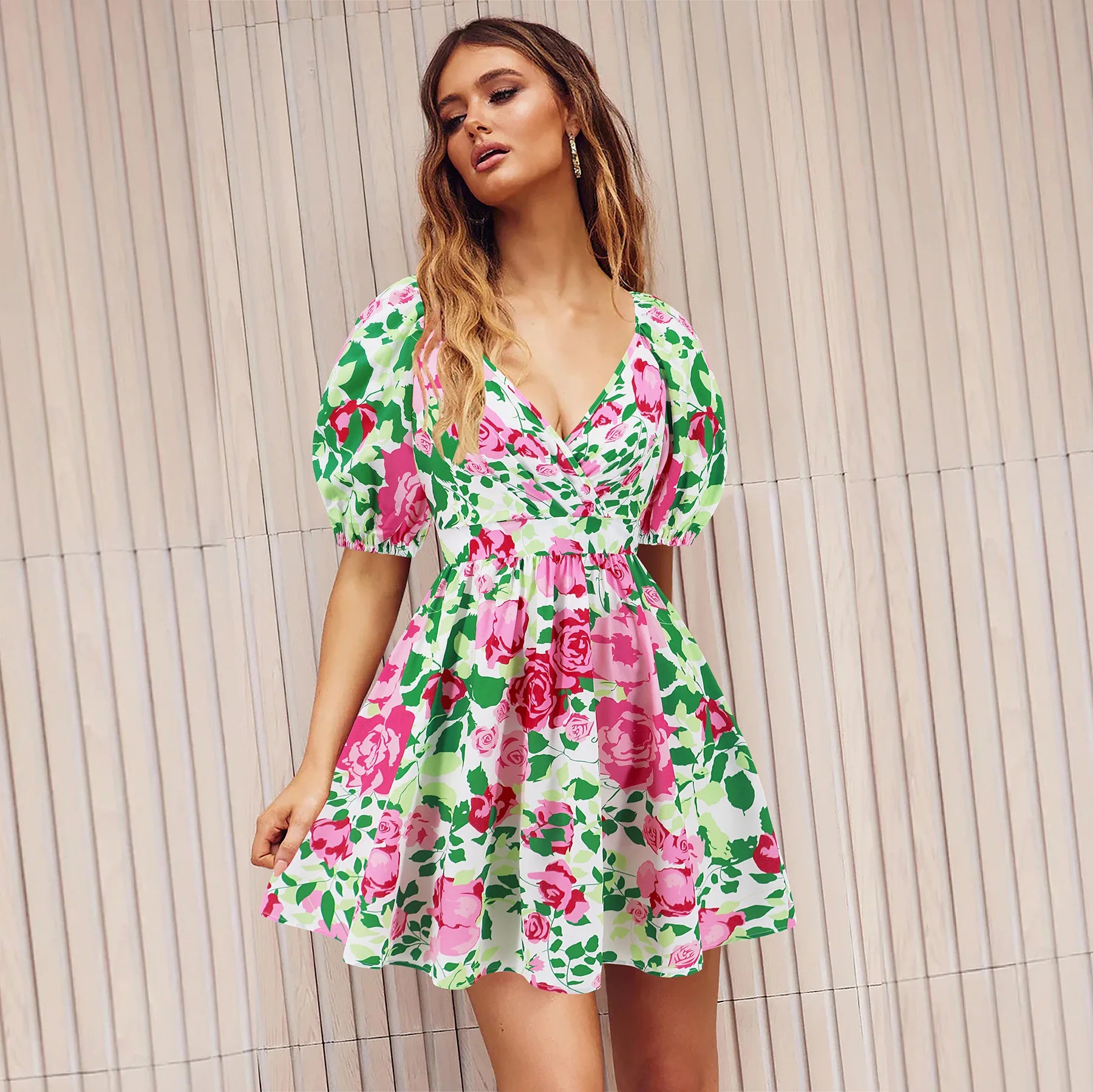 Robe courte fleurie femme style Y2K avec col V et manches lanternes portée en été à la plage