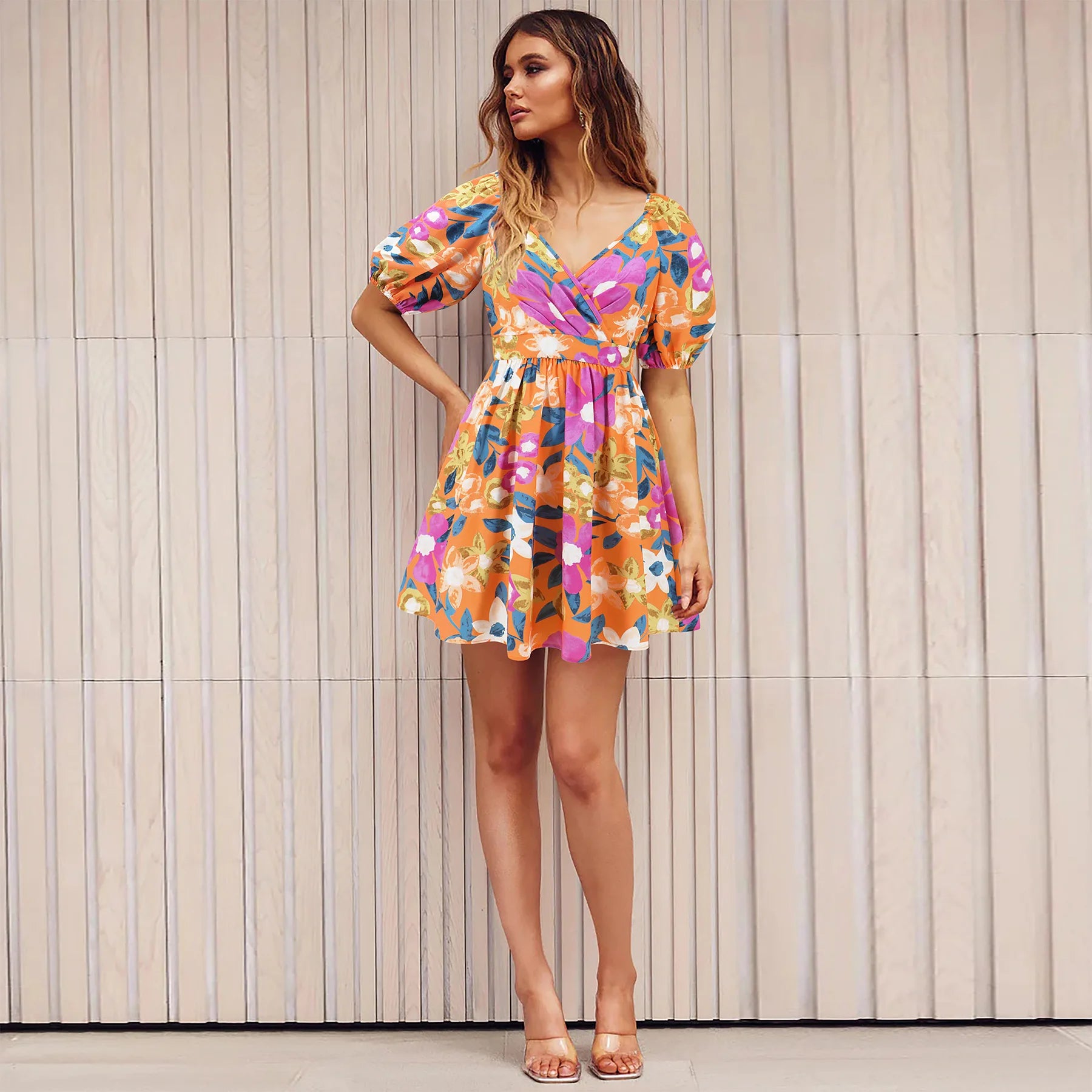 Robe courte fleurie femme style Y2K avec col V et manches lanternes portée en été à la plage