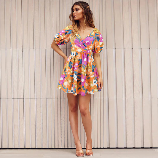 Robe courte fleurie femme style Y2K avec col V et manches lanternes portée en été à la plage