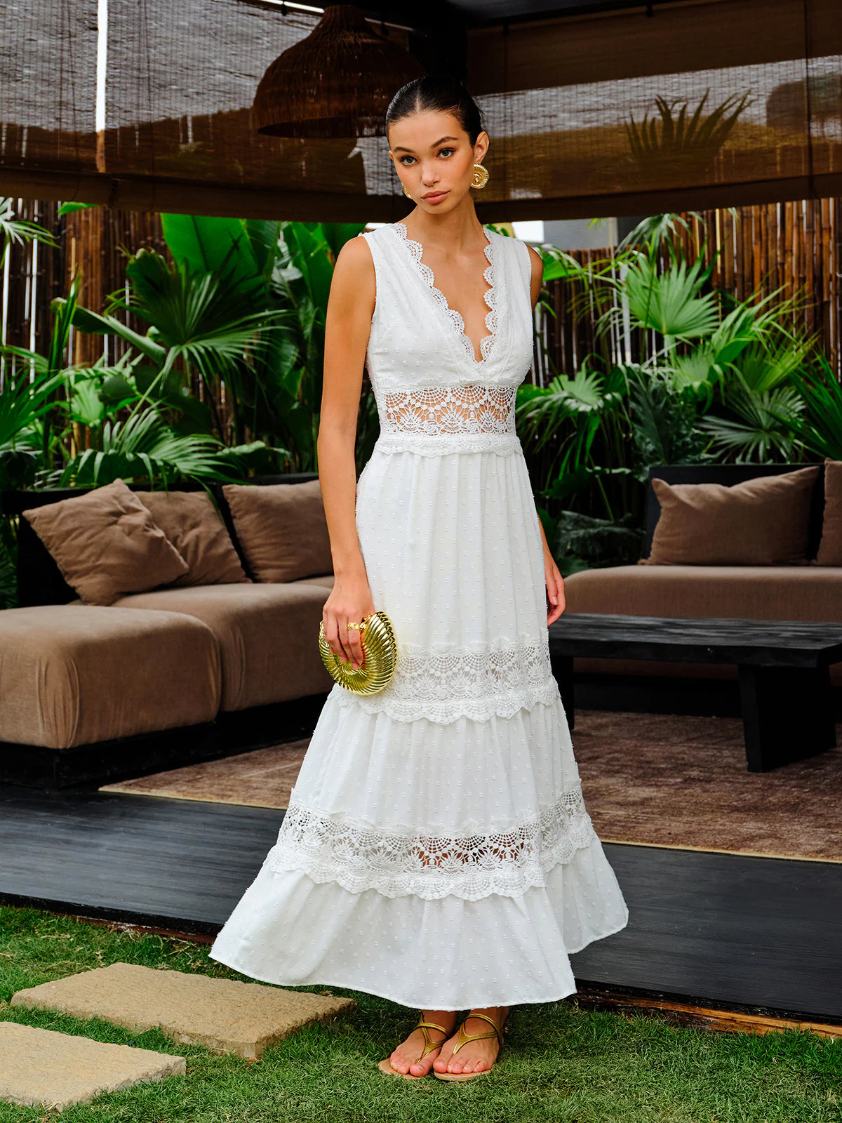 Robe longue en dentelle blanche avec décolleté en V