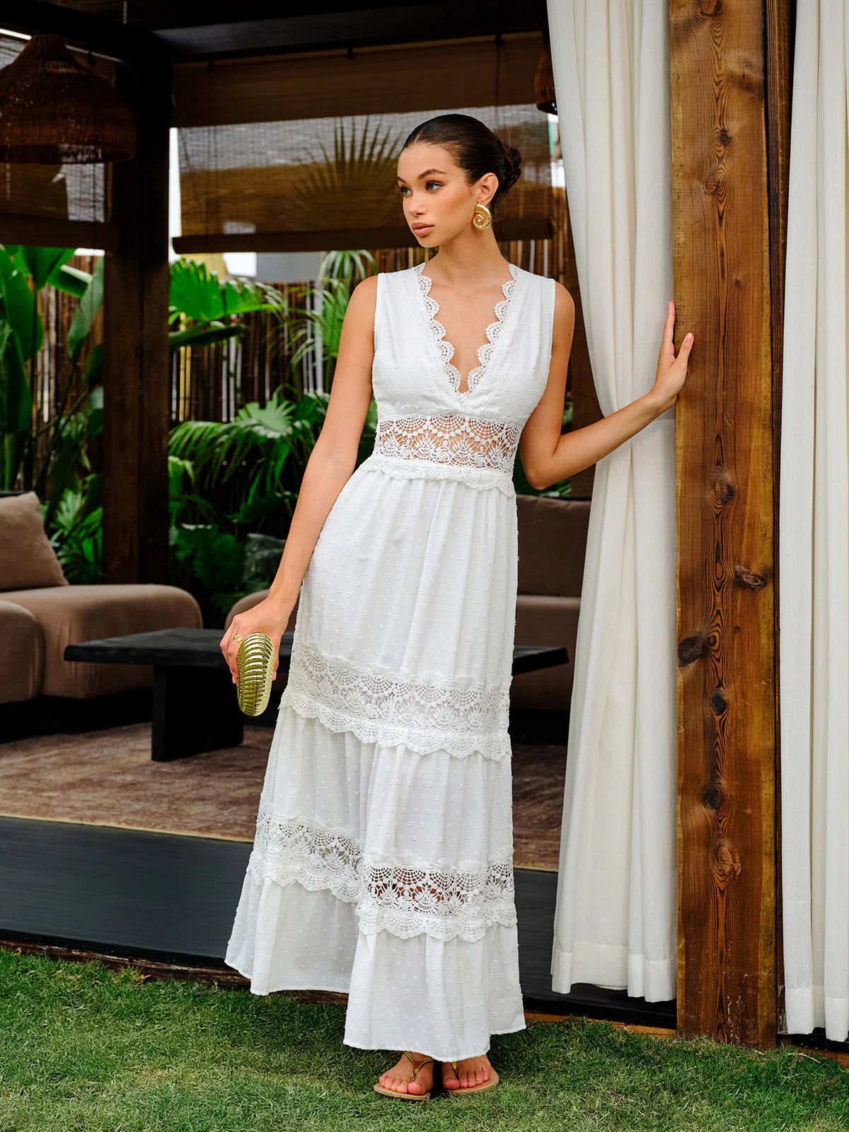 Robe longue en dentelle blanche avec décolleté en V