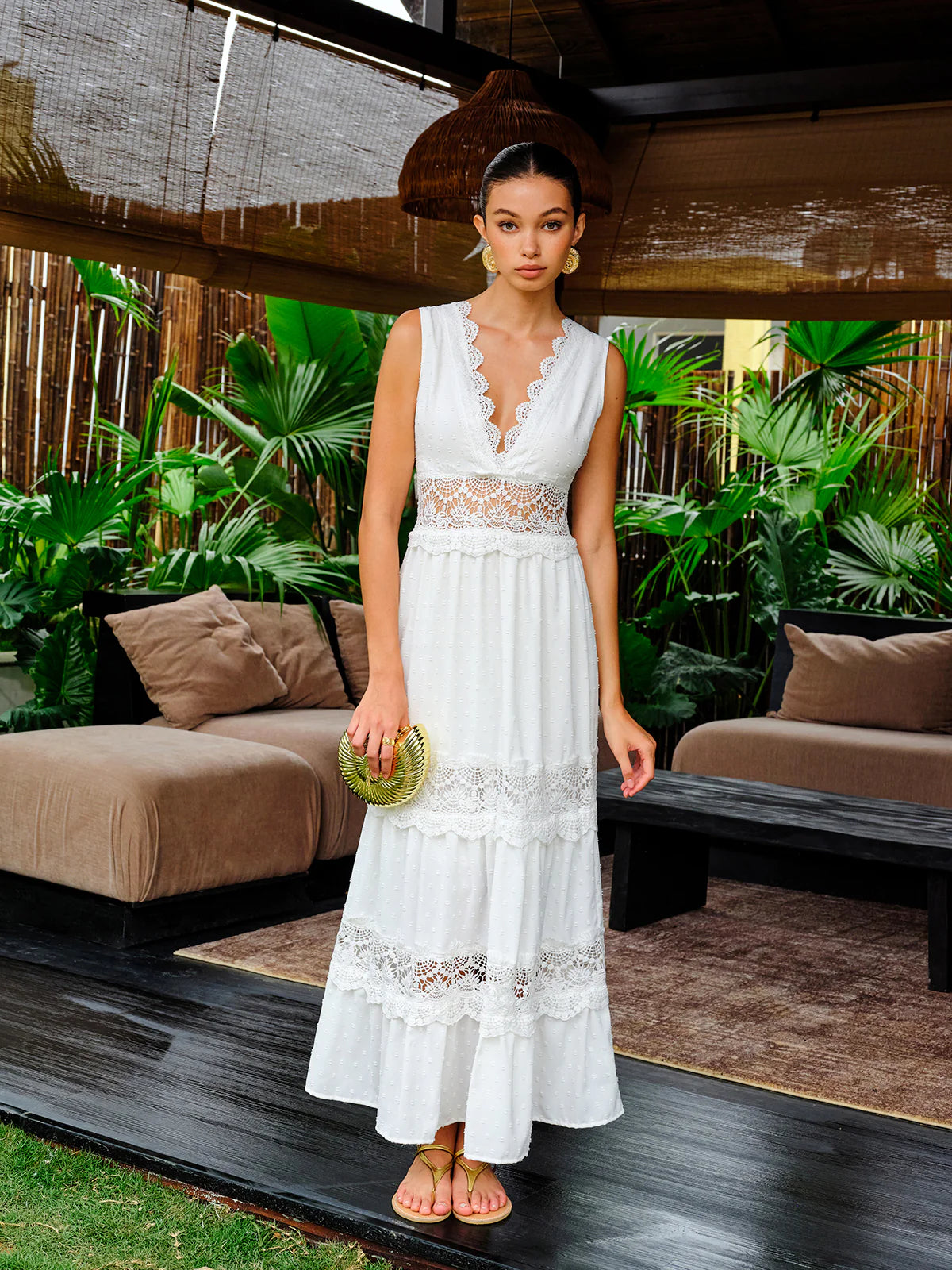 Robe longue en dentelle blanche avec décolleté en V