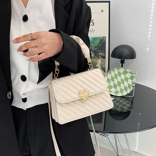 Sac à main femme porté main et épaule avec chaîne et design Love en métal blanc