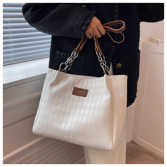 Sac à main femme couleur café motif losange avec chaîne, style chic, porté épaule ou main, idéal pour le shopping ou un usage quotidien.