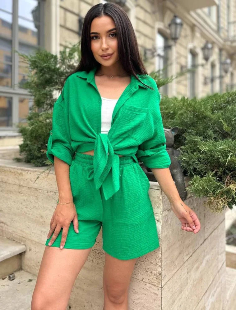 Tenue deux pièces chambray avec chemise à col rabattu et shorts taille haute